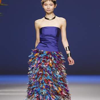 Vestido palabra de honor con llamativa falda de plumas de colores. Foto: Barcelona Bridal Week.