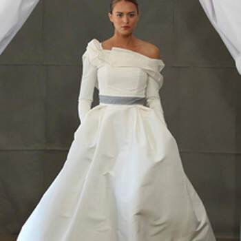 Toute en volume, cette robe de mariée à bretelle asymétrique et ceinture grise a beaucoup d'allure. Carolina Herrera 2013