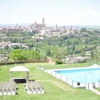 La excelente ubicación de los Paradores te garantiza que si celebras tu boda civil en sus jardines contarás con vistas privilegiadas. Este montaje de ceremonia civil en el Parador de Segovia es una prueba de ello. Foto: <a href="http://zankyou.9nl.de/wdbk"  target="_blank">Paradores</a><img src="http://ad.doubleclick.net/ad/N4022.1765593.ZANKYOU.COM/B7764770.4;sz=1x1" alt="" width="1" border="0" /><img height='0' width='0' alt='' src='http://9nl.de/xyl3' /> 