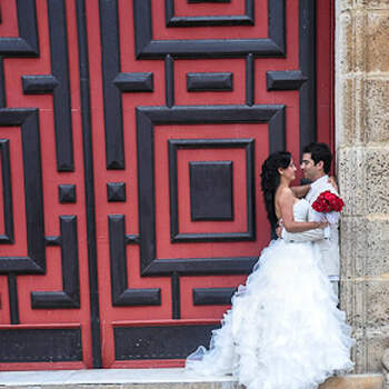 Si además de decorar tu boda en rojo, los paisajes y lugares en los que te harás las fotos ayudan, el resultado es espectacular. Foto: Álvaro Delgado