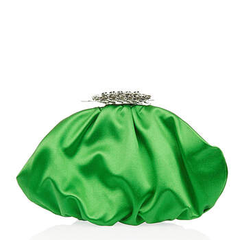 Clutch en satén de seda de color verde manzana, con cierre vintage de cristales, de Yves Saint Laurent. Foto: difusión