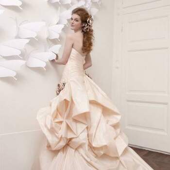 Muitas noivas têm optado por fugir do tradicional vestido branco e apostado em cores como rosa. Por isto, veja esta coleção 2013 de vestidos na cor de Aimèe Montenapoleone e inspire-se para o seu look. 