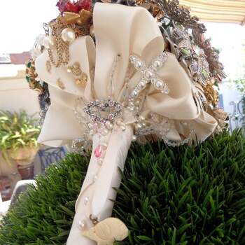Brooch Bouquet by Fantasy Floral Designs