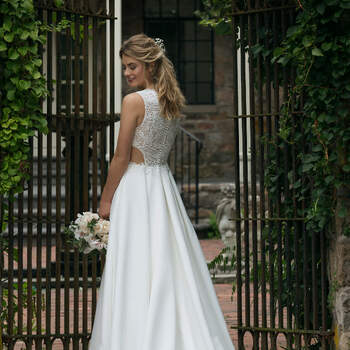 Modelo 44044, vestido de novia bordado con pequeñas aberturas a los laterales de la cintura