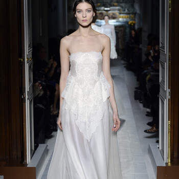 Si buscas un vestido de novia moderno, con mucho vuelo y ligero, este es un diseño que puedes tomar como referente. Foto: Valentino.