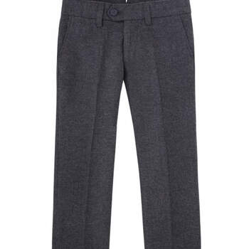 Pantalones tipo chino con pinza grises. Credits: Scalpers