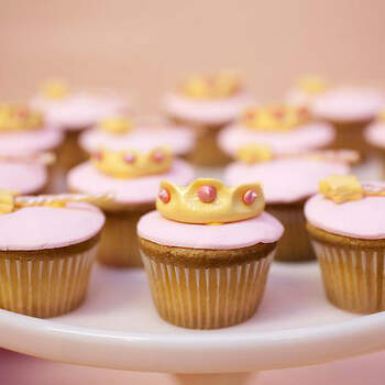 Cupcakes con topping en forma de corona, especiales para princesas. Foto: Amy Atlas