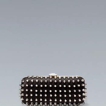 Clutch duro con tachuelas, de Zara. Foto: difusión