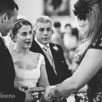 Se dice que es uno de los días más felices de nuestra vida y uno de los más importantes, pero tópicos al margen, lo cierto es que además de felicidad, el día de la boda se caracteriza porque los nervios y las emociones están a flor de piel y muchos novios no llegan a contenerlas durante la ceremonia. Os mostramos algunas de esas imágenes que recogen la emoción de los novios en uno de los momentos más especiales de su vida, nuestro homenaje a todos esos instantes de nervios que se esfuman una vez dado el sí quiero. 
En la imagen, la novia apenas puede contener las lágrimas en el intercambio de los anillos. Foto: Roberto Carmona.