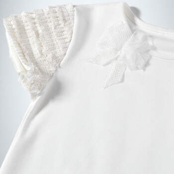Bonito vestido blanco con lazo en el cuello de la nueva colección de Zara Kids. Foto: zara kids 