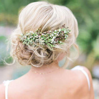 Cabelo de noiva preso com flores | Credits: The Grovers Photography