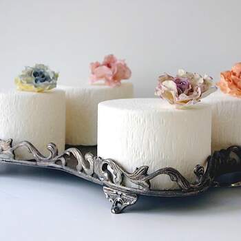 Mini tartas individuales con florecitas de colores. Foto: Maggie Austin Cake