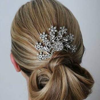 O penteado usado pela noiva no casamento é importante já que complementa o look mais importante do dia! Mas se você não quer nada muito simples, aposte nos lindos acessórios de Maritzas Bridals.