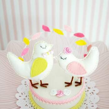Ravissants petits oiseaux colorés ! Une touche printanière sur votre gâteau de mariage. Photo : Pinga Amor