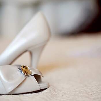 Chaussures peep-toe blanche avec noeud et brillant, prises par attitudefotografia.