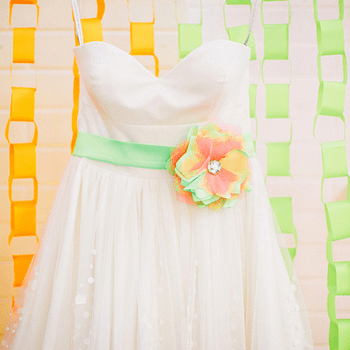 Un vestido de novia clásico se puede actualizar con un lazo o un detalle en forma de flor. Foto: Cathrin D'Entremont