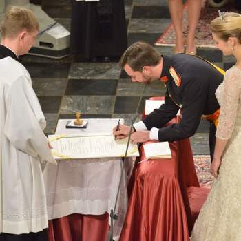 El príncipe Guillermo de Luxemburgo firmando el acta matrimonial bajo la atenta mirada de la condesa Stéphanie. Foto: ©Grand-Ducal Court Vic Fischbach