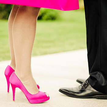 Esta novia optó por el color rosa para su vestido y sus zapatos. Foto: Etura Weddings