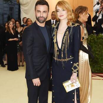 Nicolas Ghesquière e Emma Stone em Louis Vuitton | Foto via IG @emmastonefanpage6