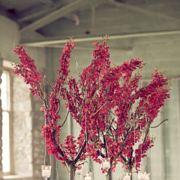 Rose et romantique, voilà un centre de table fleuri au top pour un mariage ! Source : Style Me Pretty, Nataschia Wielink Photography
