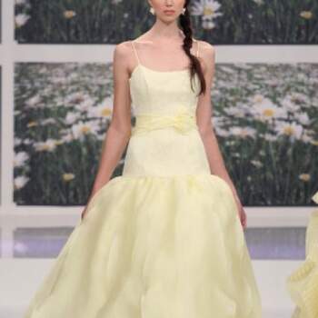 El amarillo, aunque menos visto entre los diseñadores, no escapa a la tendencia de los tonos pastel para los vestidos de novia. Foto: Emé di Emé.
