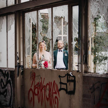 Hochzeitsfotos im verlassenen Industriegelände