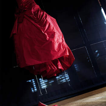 Preciosa instantanea de un vestido de novia totalmente rojo. Foto: Punto de foto