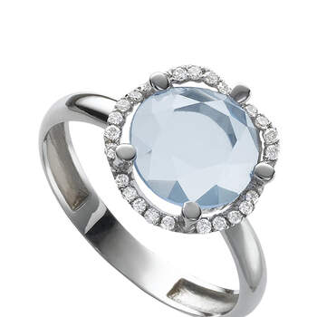 De nuevo el azul es protagonista en este anillo que ayudará a las novias a seguir la tradición. Foto: Chancejoyas.