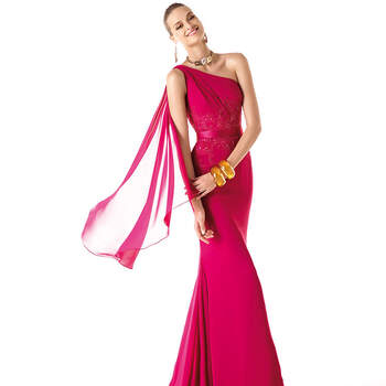 El magenta es otro de los colores de la temporada. Este vestido de inspiración helénica es un gran acierto para una boda de tarde.