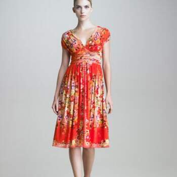 Fucci crea este vestido en tonos rojos, verdes y morados para las invitadas de 2013. Foto:www.neimanmarcus.com
