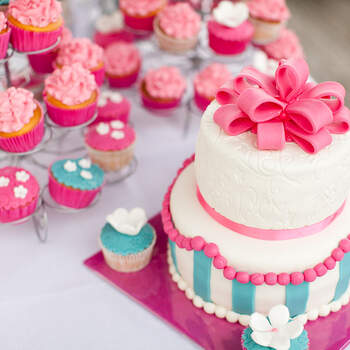 Además de colocar un pastel de boda ofrece cupcakes con el mismo motivo. Foto: Mon et Mine