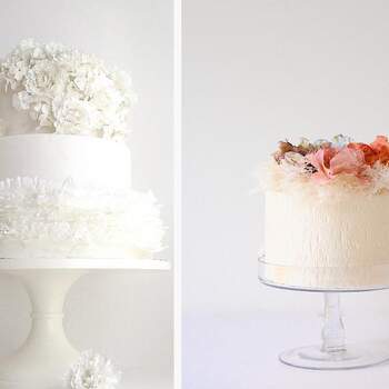Dos estilos de pastel de bodas, con flores blancas y color melocotón. Foto: Maggie Austin Cake