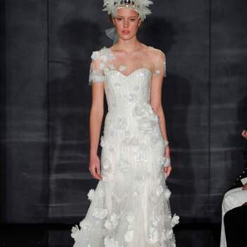 Robe de mariée blanche bustier. Jeu de transparence avec fleurs apposées sur la robe. Une robe mariée Reem Acra Automne 2012 de toute beauté. Source : Reem Acra