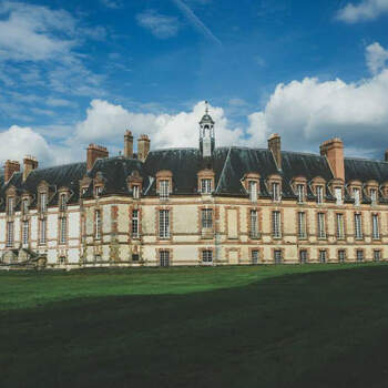 Photo : Château de Neuville - Située dans le village de Gambais, en Yvelines, cette adresse d'exception est classée Monument Historique. Célébrer votre mariage dans ce décor idyllique, c'est assurer sa réussite !