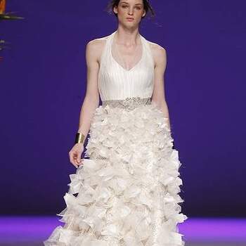 A coleção 2013 de vestidos de noiva Carla Ruiz aposta nas capas como acessório indispensável e nas cores para criar looks diferentes e contemporâneos! Veja os diferentes e modernos modelos!