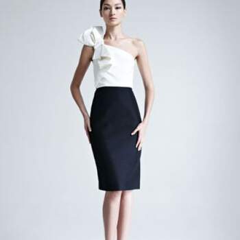 Carolina Herrera es una de las diseñadoras que más apuesta por esta clásica combinación. En este caso, combina blanco y azul en un vestido de cóctel de escote asimétrico. Foto: www.neimanmarcus.com