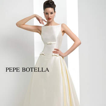 Los lazos son el único adorno de este vestido de Pepe Botella para Eva Novias. Foto: Eva Novias.