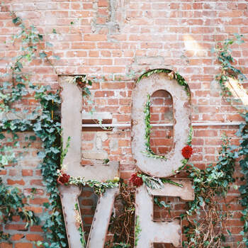 Decoración de pared Love con hiedra y rosas. Credits: Landon Jacob