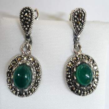 Estos pendientes con piedras en tonos verdes son ideales para un look vintage. Foto: Joyel Joyero
