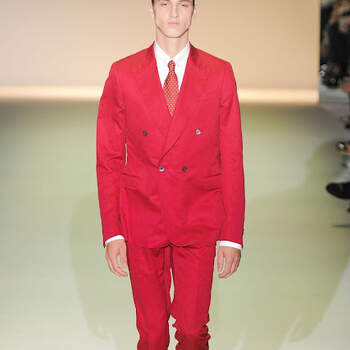 A Gucci apresentou a sua colecção de moda masculina para a Primavera/Verão 2013 na Milano Moda Uomo do passado mês de Junho. Um festim de cor e classe para inspirar os noivos de 2013. Quem sabe se a cor não será uma tendência também para eles?