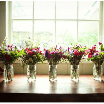 Decore o seu casamento com originais e coloridos arranjos florais 