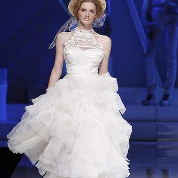 Vestido tres cuartos de escote 'halter' y falda de múltiples 'ruffles'. Foto: Barcelona Bridal Week. 
