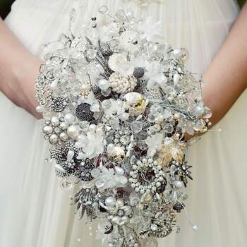 O Buquê reflete o estilo de cada noiva. É uma opção muito pessoal e se você não gosta de flores, vai se inspirar com estes modelos com jóias e pedras. 