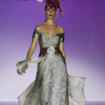 Vestido de fiesta con escote de hombros caídos y falda de gasa, de Patricia Avendaño. Foto: Barcelona Bridal Week