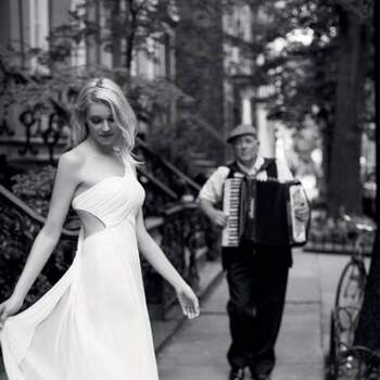 A coleção 2013 de vestidos de noiva Valentini Spose é moderna, elegante e sexy. Noivas que querem apostar no diferente, sem perder o charme, vão adorar estes modelos de vestido.