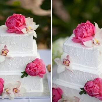 O bolo da noiva com o detalhe das flores cor-de-rosa.
