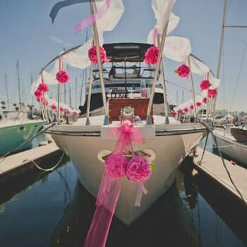 Este barco es una clara manifestación de matrimonio, con una decoración floral muy llamativa. 