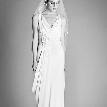 Traje de novia con escote y lateral drapeado. Foto: Temperley London
