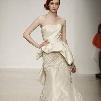 Os vestidos de noiva têm ganhado versões cada vez mais modernas, que atendem todos os estilos. Um modelo que vêm conquistando noivas e é tendência para 2013 são os Peplums. Inspire-se nestes modelos!