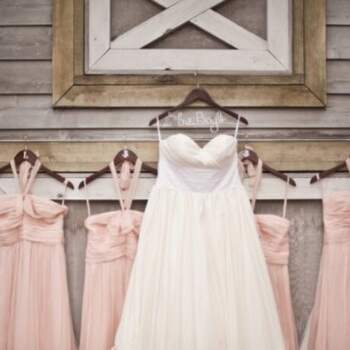 Elige unos lindos vestidos en color rosa pastel para tus damas de boda - Foto Verve Studio